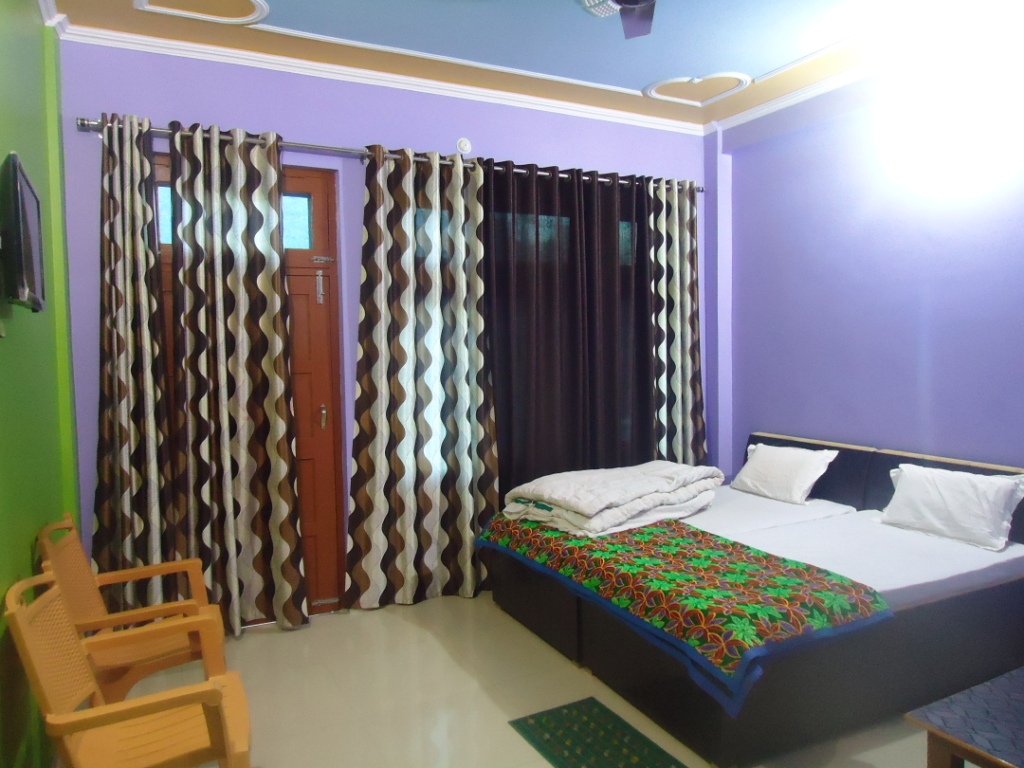 http://www.hotelranjeetpalace.com/files/uploads/2015/12/SEMIDELUXE-room.jpg