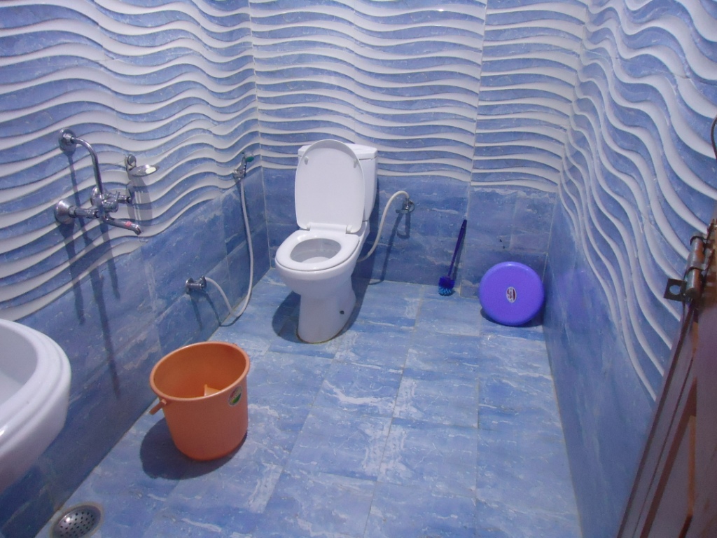 http://www.hotelranjeetpalace.com/files/uploads/2015/12/bathroom.jpg