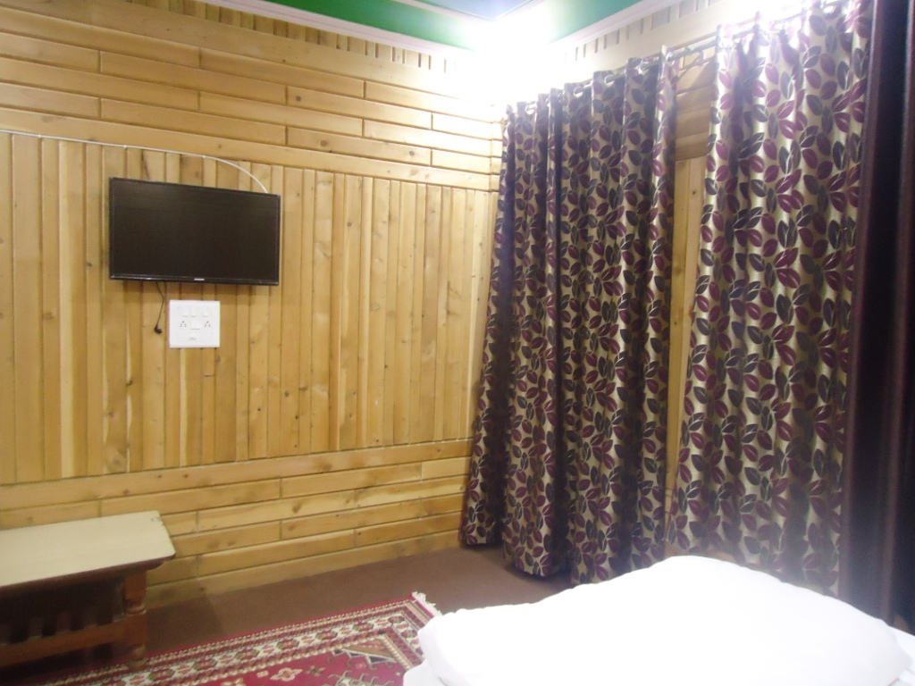 http://www.hotelranjeetpalace.com/files/uploads/2015/12/super-deluxe-room-wall.jpg